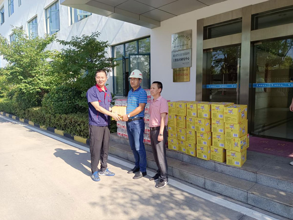 公司副總經(jīng)理到建材公司高溫慰問(wèn)